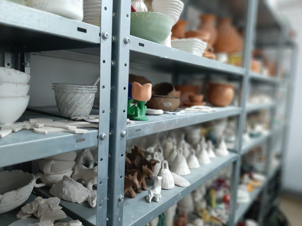 W czwartek (10.03.) pociągiem dotarliśmy do Miejski Dom Kultury w Kole, a dokładniej odwiedziliśmy pracownie ceramiczną.